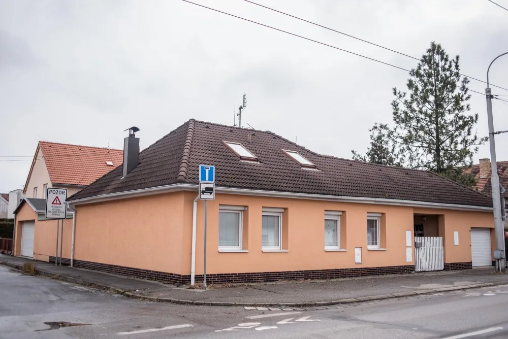 V tomto rodinném domku na Lidické třídě v Českých Budějovicích se v pondělí 8. ledna 2018 odehrála rodinná tragédie.