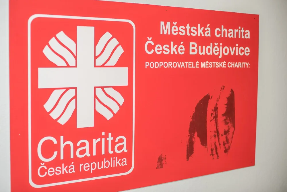 Počítání příspěvků na Tříkrálovou sbírku v Městské charitě České Budějovice.
