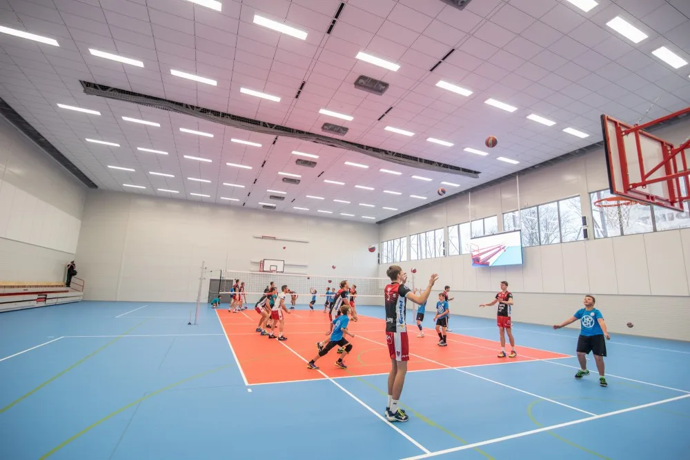 Základní škola Oskara Nedbala se po vybudování atletického koridoru stane jedním ze sportovních středisek v Českých Budějovicích. Město zde loni dokončilo přístavbu tělocvičny, která splňuje parametry pro oficiální zápasy v míčových hrách.