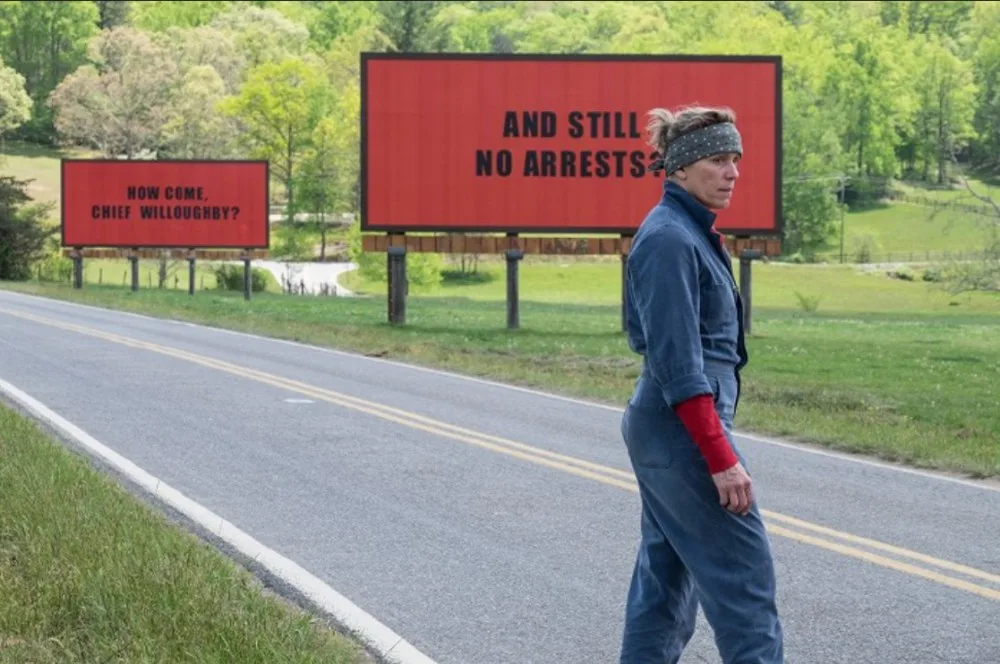 Tři billboardy kousek za Ebbingem.