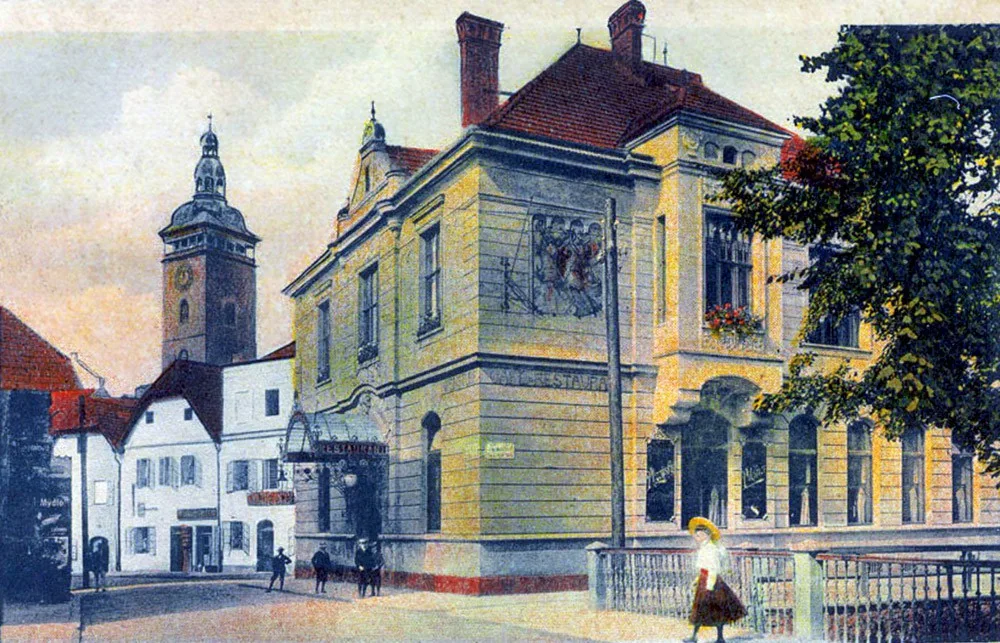 Kavárna U Volbrechtů, kde vznikl dne 28. října 1918  Národní výbor, který převzal správu nad městem. Připomíná to pamětní deska na domě.