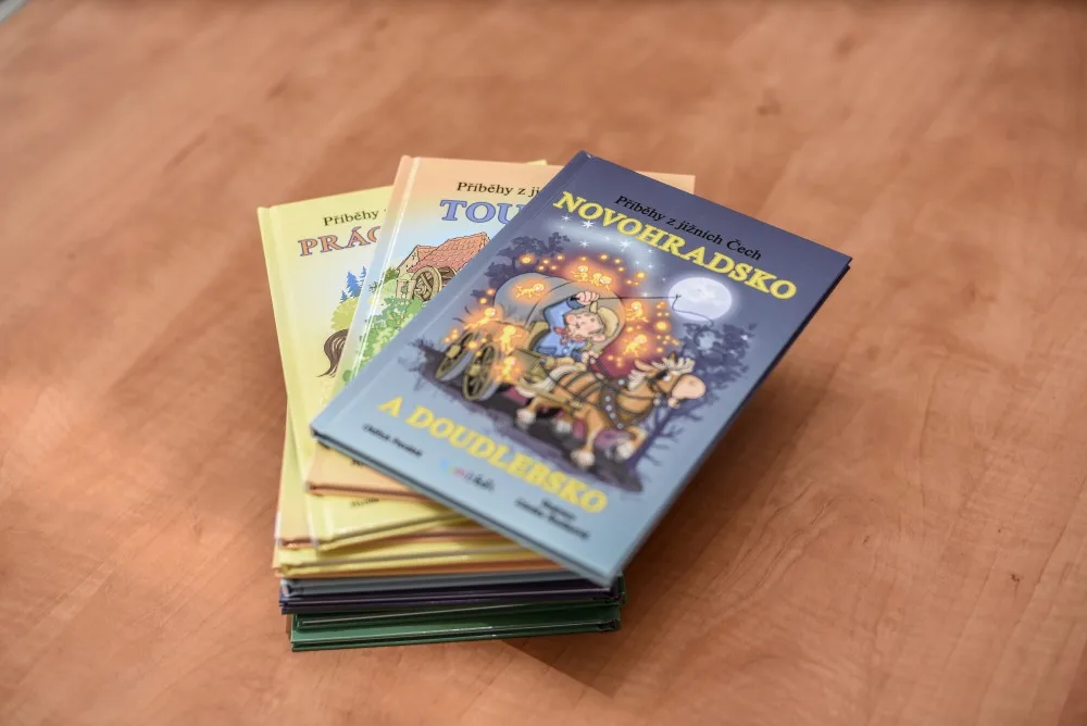 Pohádkové knížky provedou školáky jižními Čechami. Představují pověsti a rozprávky, a tím je lákají k návštěvě.