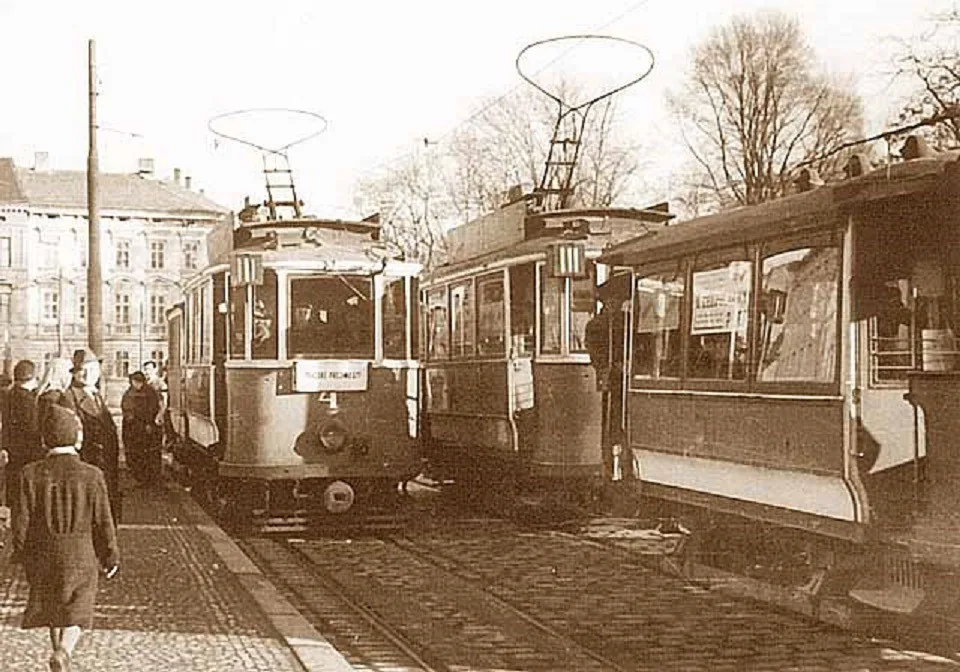 Tramvaje na Mariánském náměstí. Tramvaj vlevo pojede na Pražskou, ta vpravo s vlečňákem do Krajinské.