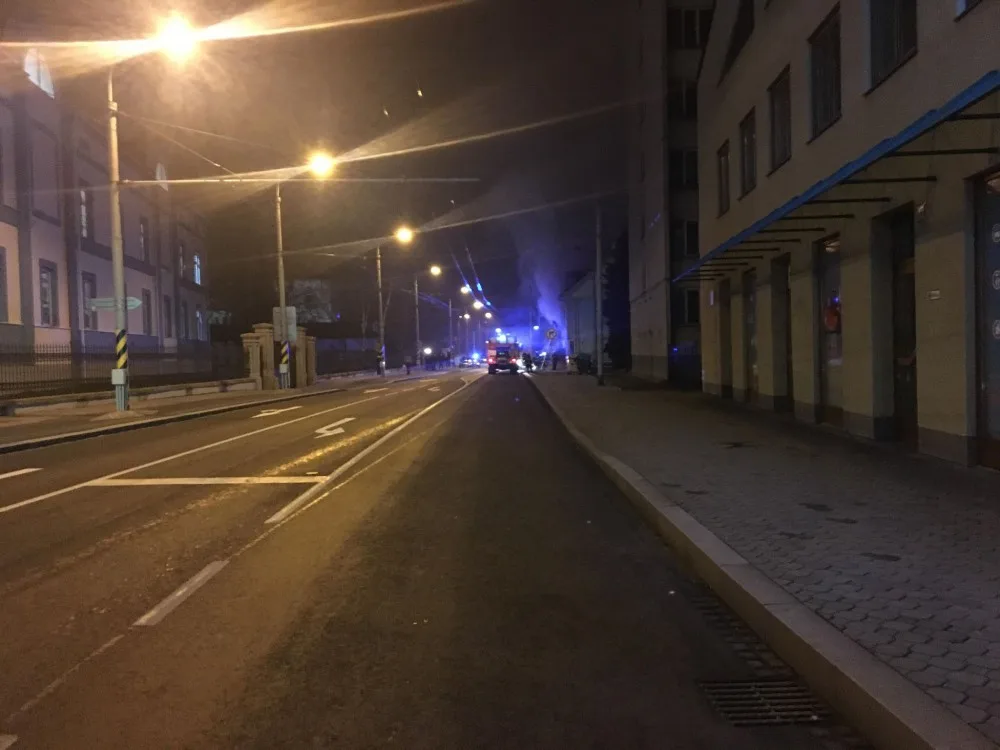 Průmyslová ulice - hořící budova je zhruba v půlce