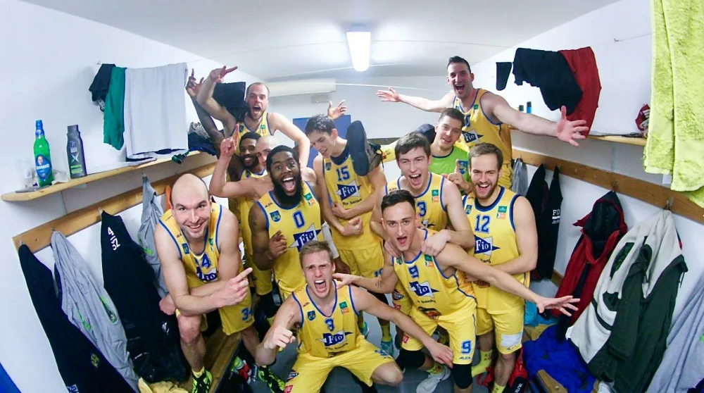 Oslava jindřichohradeckých basketbalistů po první letošní výhře