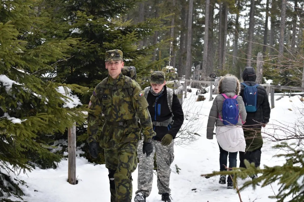 Účastníci vojenského pochodu Military Death March uctí památku obětí pochodu smrti.