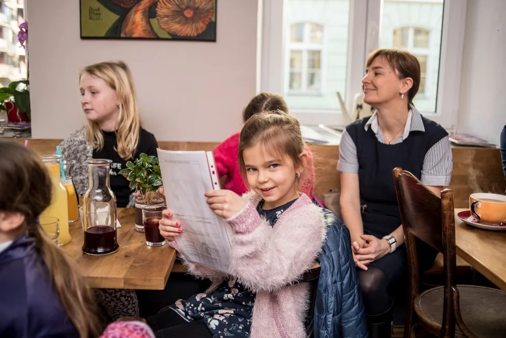 Předávání vysvědčení základní školy Viva Bambini.