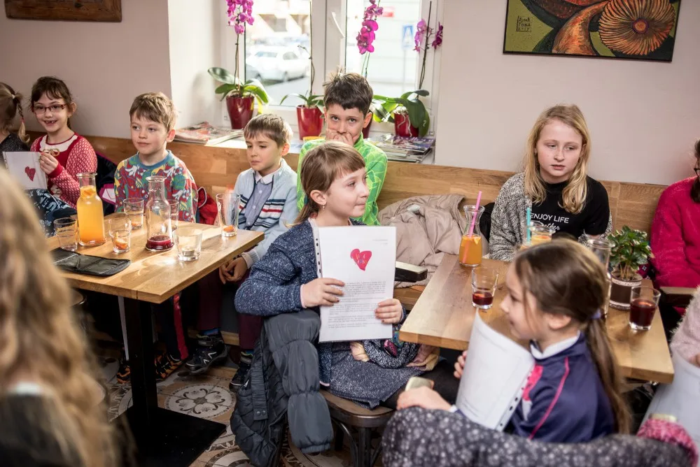 Předávání vysvědčení základní školy Viva Bambini.