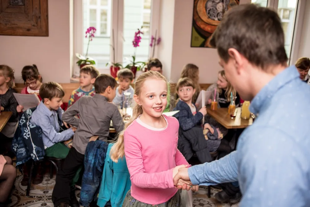 Předávání vysvědčení základní školy Viva Bambini.