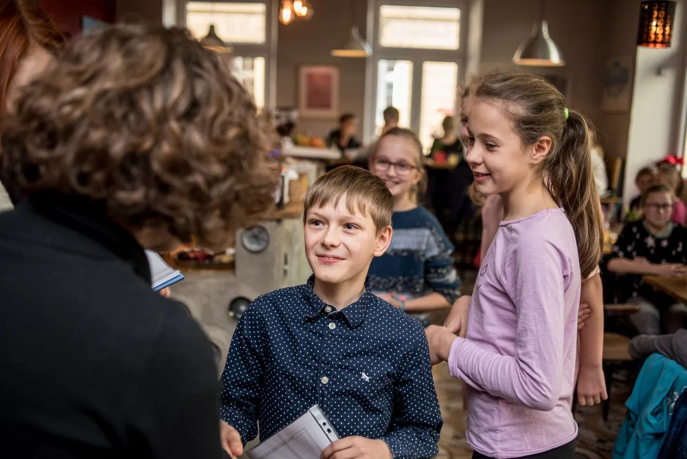 Předávání vysvědčení základní školy Viva Bambini.