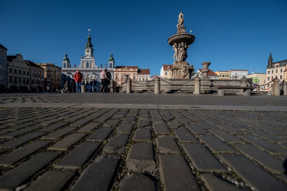 Zvlněná historická dlažba zůstala na náměstí Přemysla Otakara II. v Českých Budějovicích po odstranění unikátního kluziště kolem Samsonovy kašny.