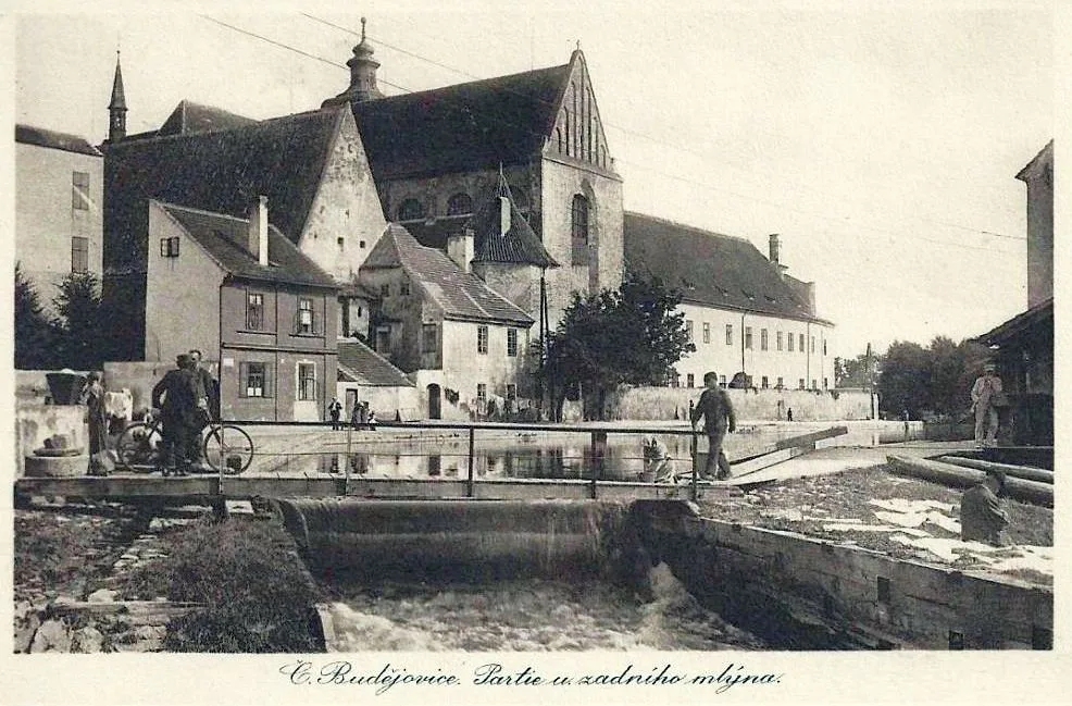 Prostor za kláštěrem mezi Předním a Malým mlýnem před rokem 1930