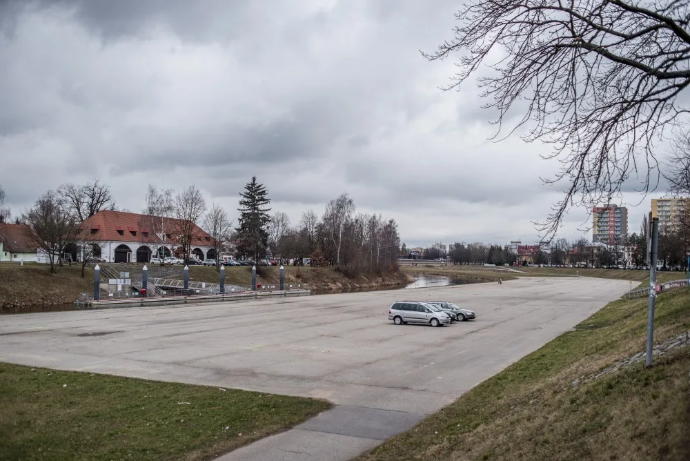 Na náplavce u Dlouhého mostu už parkují auta. Oficiálně ale parkoviště zatím nefunguje