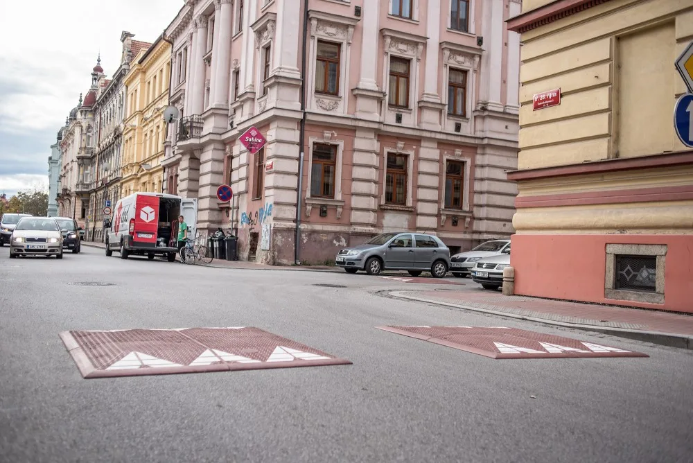 Zpomalovací polštáře v ulicích Českých Budějovic, do nichž se rozšířily parkovací zóny, mají přispět k bezpečnosti provozu.