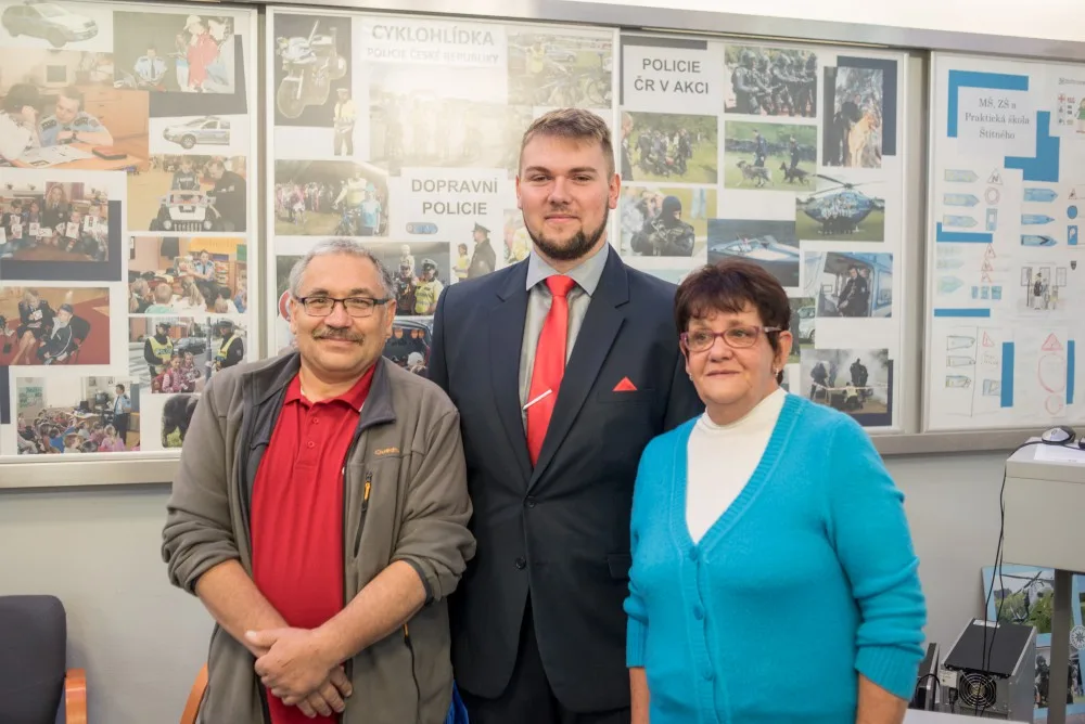 Gentleman silnic Jan Jirka z Českých Budějovic s Antonínem Bebrem, kterého zachránil, a s jeho manželkou Věrou.