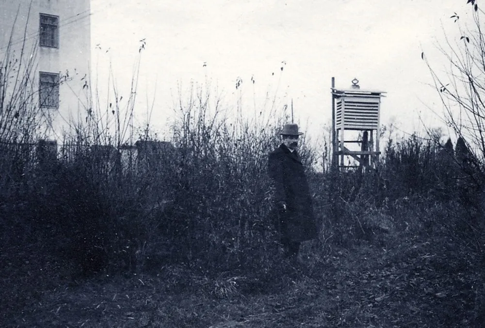 Profesor Jaroslav Maňák u meteorologické stanice ve Stecherově mlýne v roce 1932
