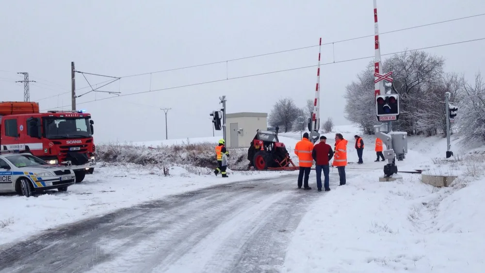 Na železničním přejezdu ve Střelských Hošticích na Strakonicku se dnes, ve čtvrtek 8. února, ráno na trati České Budějovice - Plzeň srazil rychlík s traktorem.