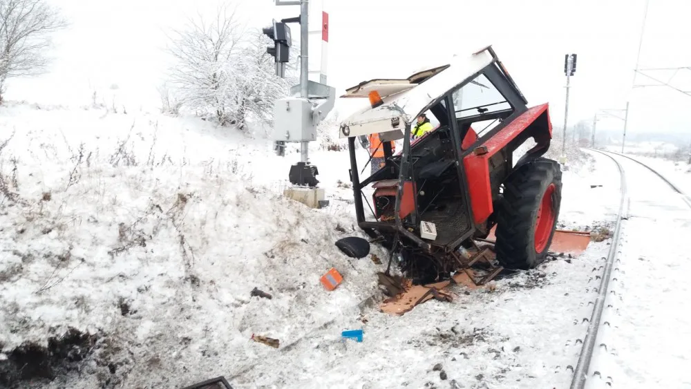 Na železničním přejezdu ve Střelských Hošticích na Strakonicku se dnes, ve čtvrtek 8. února, ráno na trati České Budějovice - Plzeň srazil rychlík s traktorem.