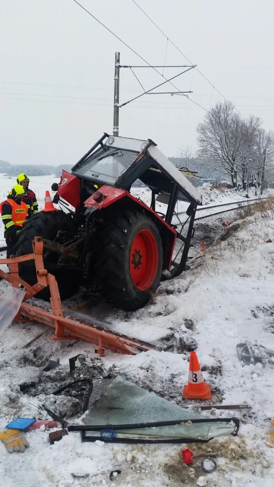 Na železničním přejezdu ve Střelských Hošticích na Strakonicku se dnes, ve čtvrtek 8. února, ráno na trati České Budějovice - Plzeň srazil rychlík s traktorem.