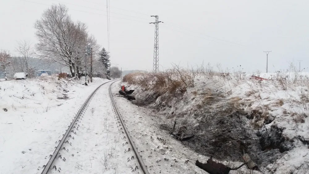 Na železničním přejezdu ve Střelských Hošticích na Strakonicku se dnes, ve čtvrtek 8. února, ráno na trati České Budějovice - Plzeň srazil rychlík s traktorem.