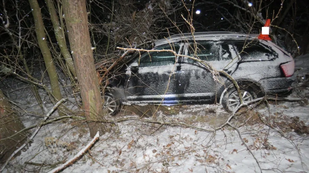 Muž za volantem Škody Octavia ve středu 7. února před osmnáctou hodinou dostal na namrzlé silnici III. třídy, ve směru jízdy Ktiš - Březovík. smyk a skončil v lese.