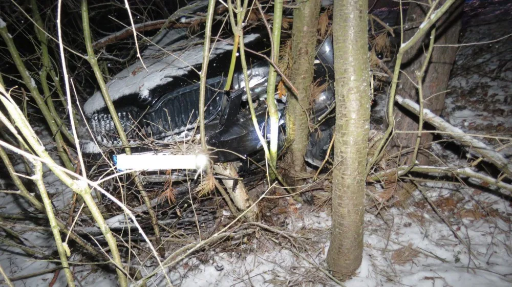 Muž za volantem Škody Octavia ve středu 7. února před osmnáctou hodinou dostal na namrzlé silnici III. třídy, ve směru jízdy Ktiš - Březovík. smyk a skončil v lese