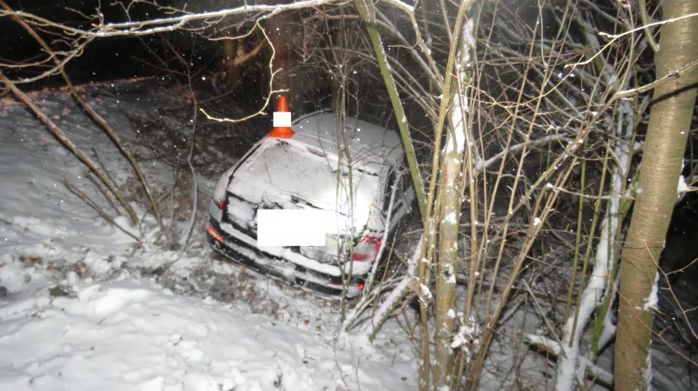 Muž za volantem Škody Octavia ve středu 7. února před osmnáctou hodinou dostal na namrzlé silnici III. třídy, ve směru jízdy Ktiš - Březovík. smyk a skončil v lese