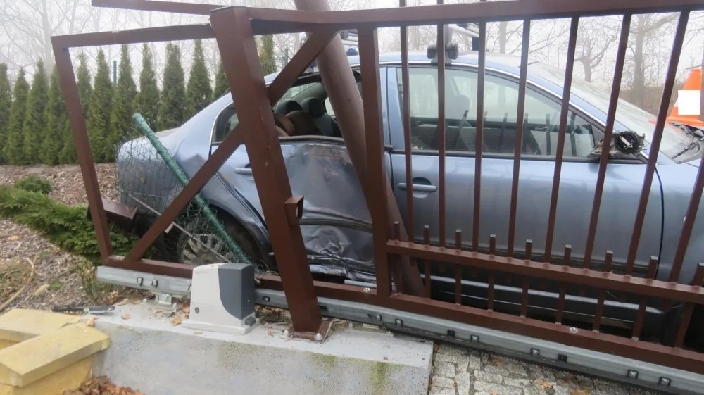 Na silnici III. třídy, ve směru jízdy Husinecká přehrada - Prachatice, havarovala ve středu 7. února řidička osobního osobního auta Škoda Superb.