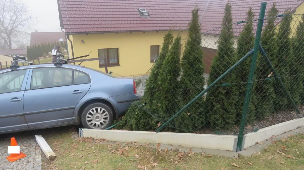 Na silnici III. třídy, ve směru jízdy Husinecká přehrada - Prachatice, havarovala ve středu 7. února řidička osobního osobního auta Škoda Superb.