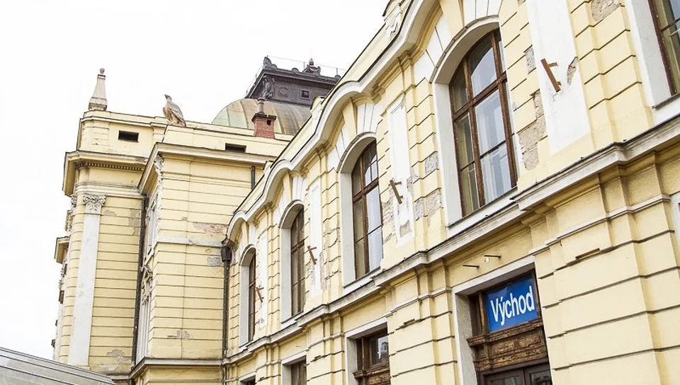 Budova vlakového nádraží v Českých Budějovicích.