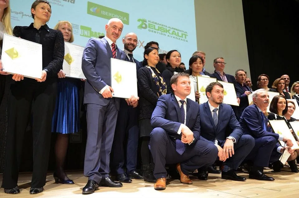 Česká společnost OIG Power, která patří Jihočechovi Martinu Kubovi (na snímku první muž zleva), získala hlavní cenu v kategorii Business Innovations mikropodniků a startupů na soutěži Quality Innovation Awards ve španělském Bilbau.