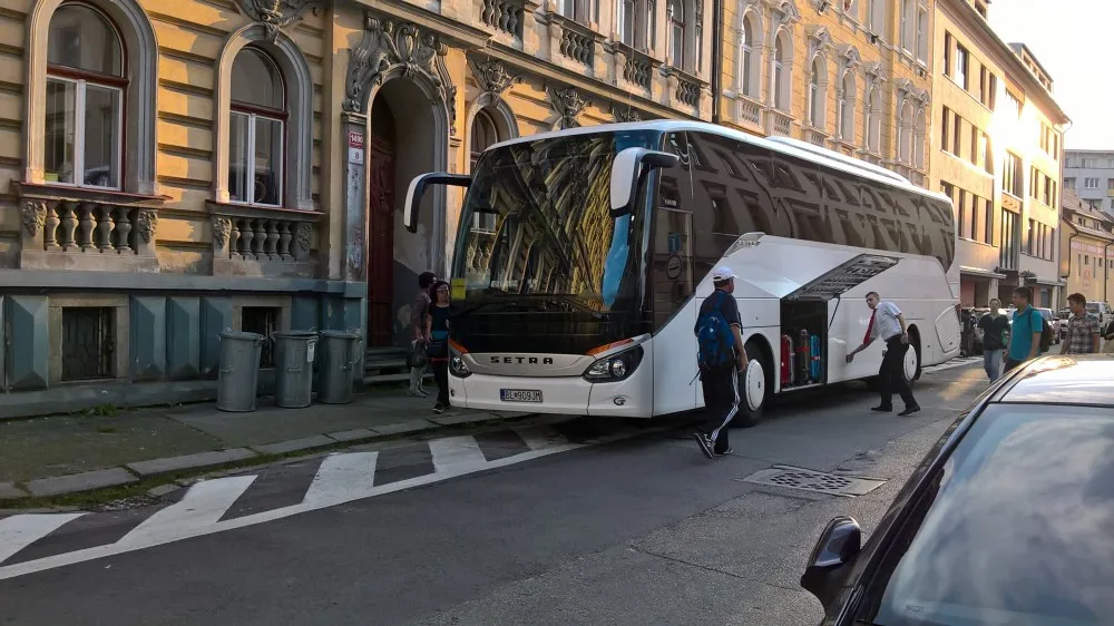 Bílé šrafování v ulici Skuherského má vymezit prostor pro vytáčení autobusů. Řidiči tam ale parkují.