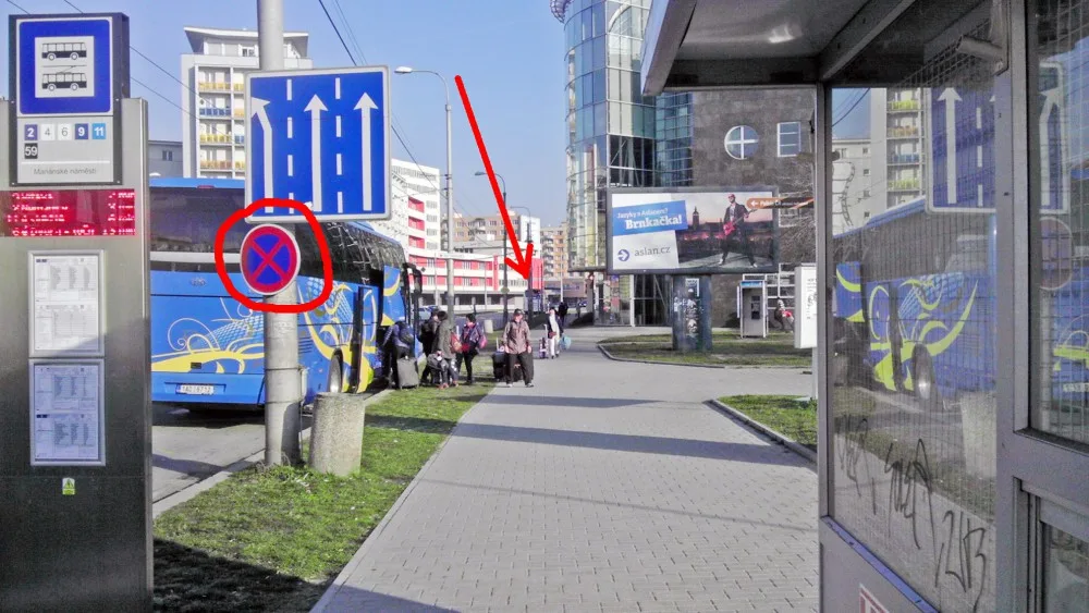 Autobus stojí na zákazu zastavení.