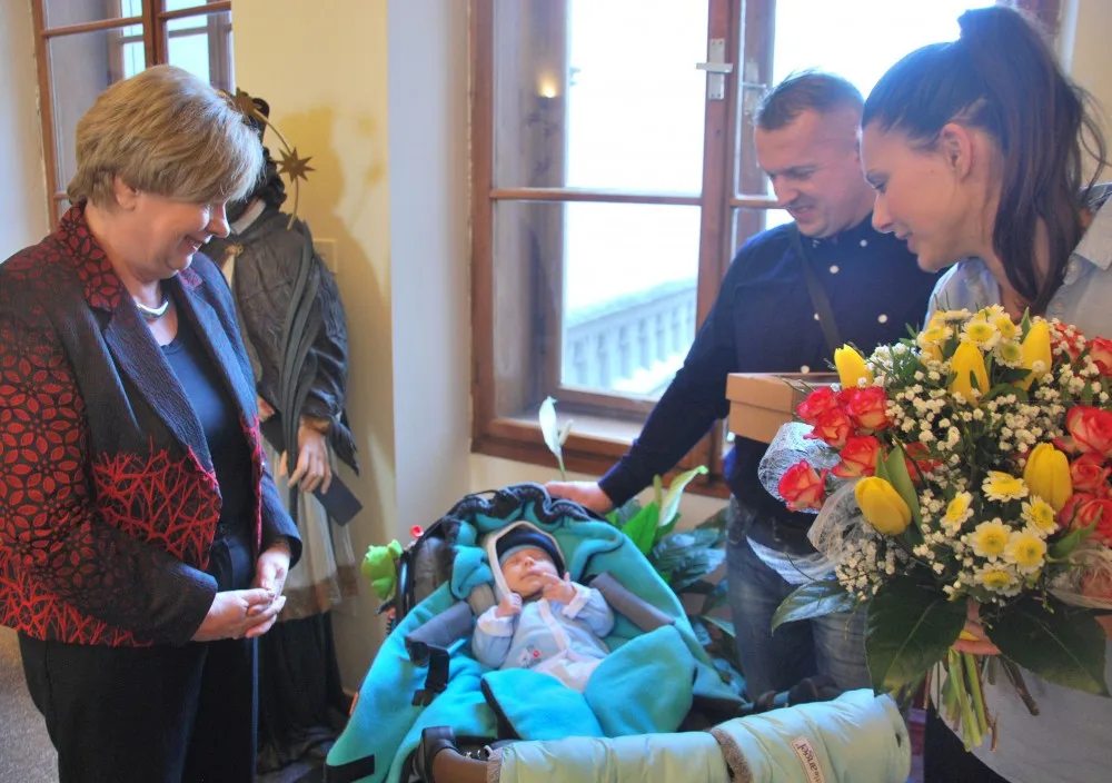 Zlatým přívěskem s řetízkem obdarovala hejtmanka Ivana Stráská první letošní miminko narozené v Jihočeském kraji. Tím je Adam Loskota z Tábora. Na tamním městském úřadě dárek včera, v úterý 13. února, převzali jeho rodiče Petra a Martin Loskotovi.