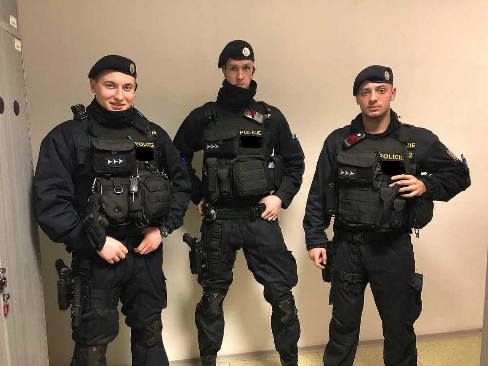 Trojice policistů hlídkové služby, na místě zákroku jich zasahovalo pět.