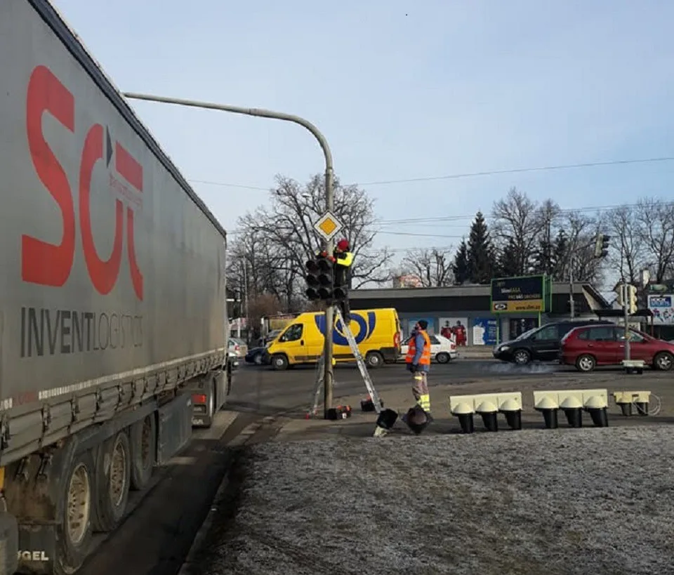 ýměna semaforů zaskočila řidiče.
