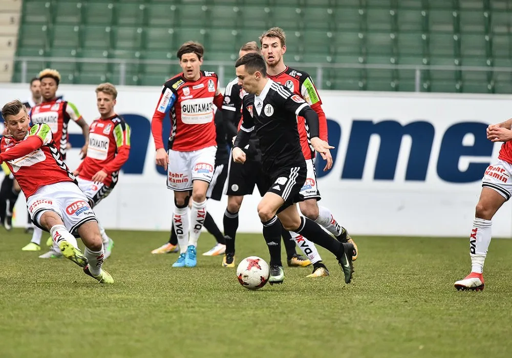 Fotbalisté budějckého Dynama (v černých dresech) remizovali v předposledním příparvném utkání s druholigovým rakouským Riedem 1:1.