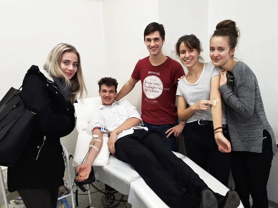 Studentské krvebraní už zlákalo k dárcovství krve i tuhle partu z Jírovcovky, která si šla vylepšit karmu.