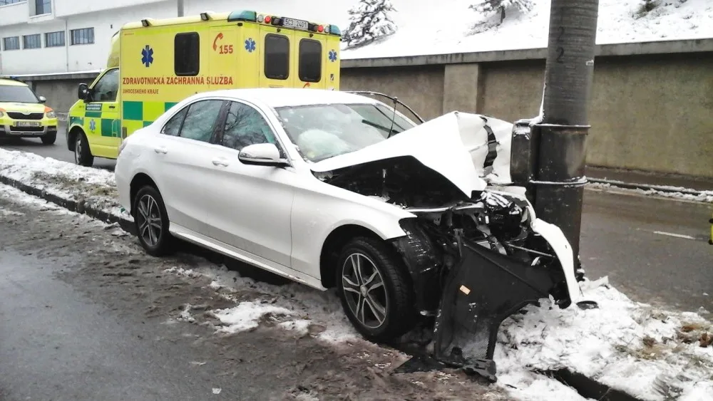 Bílý mercedes skončil v neděli 18. února ráno ve sloupu na českobudějovické Pražské třídě.