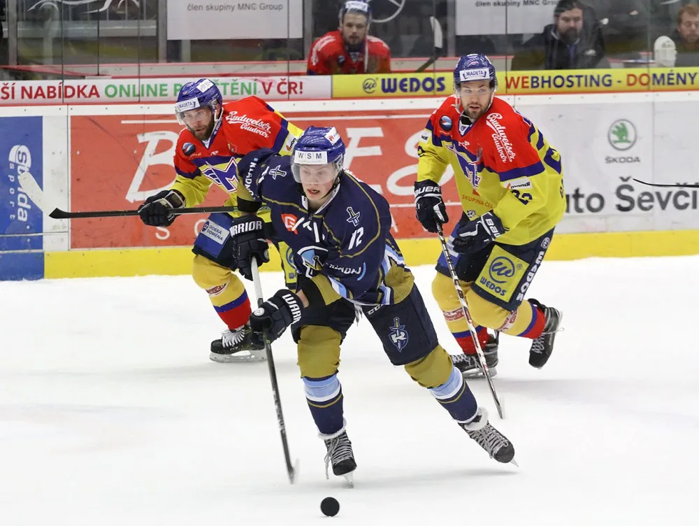 Švéd Linus Svedlund ujíždí Martinu Novákovi a Peteru Galambošovi, zatímco Čáp si odpykává svůj desetiminutový trest