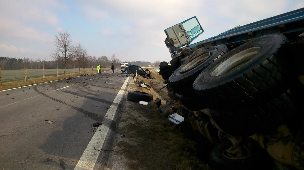 Řidič osobního automobilu nepřežil dnes, v pondělí 26. února, na silnici u obce Frahelž na Jindřichohradecku střet s nákladním autem.