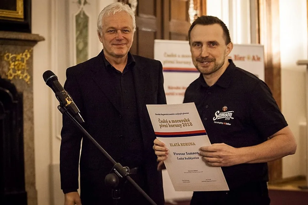 Sládek Pivovaru Samson Radim Lavička (vpravo) s předsedou degustační komise soutěže Janem Šuráněm.