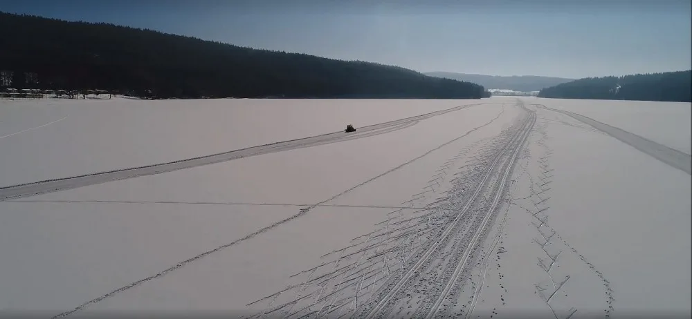 Běžecká stopa na zamrzlém Lipně