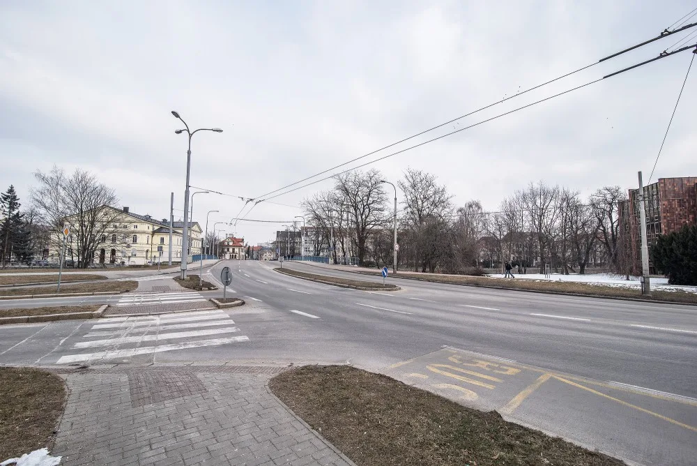 Kvůli přístavbě knihovny má být u Krumlovského mostu na Lidické třídě nová světelná křižovatka.