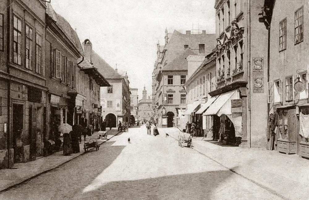 Ulice Karla IV. po roce 1900 směrem k náměstí.
