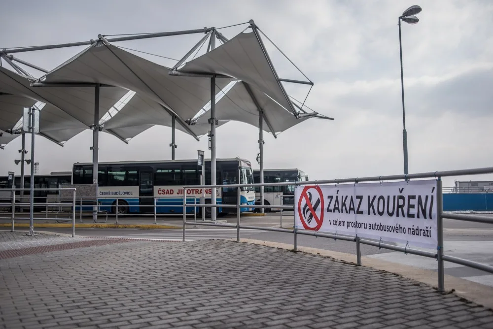 Na zákaz kouření v celém prostoru autobusového nádraží upozorňuje nepřehlédnutelný nápis na plachtě umístěné na zábradlí na střeše Dopravně obchodního centra Mercury v Českých Budějovicích.