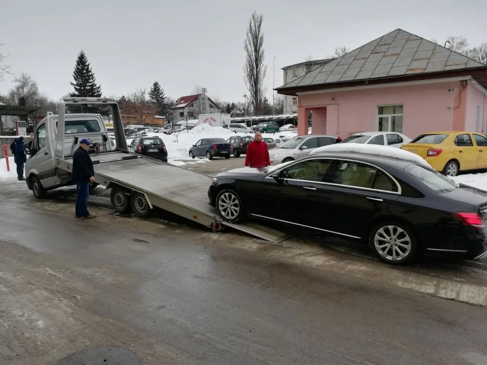 Mercedes z půjčovny, kterým muž a žena přijeli ze Slovenska vraždit na Písecko, a v němž pak odjeli do Rumunska, odkud chtěli pláchnout do Moldavska.