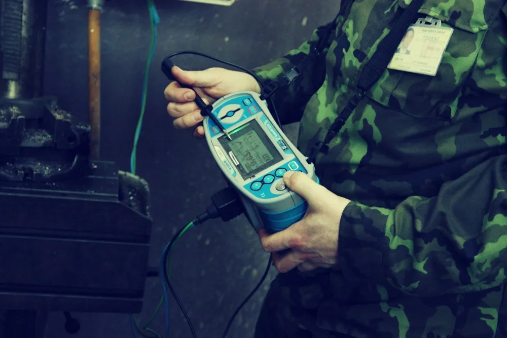 Revizní technici ve Strakonicích jsou vybaveni moderními revizními přístroji Eurotest XE.