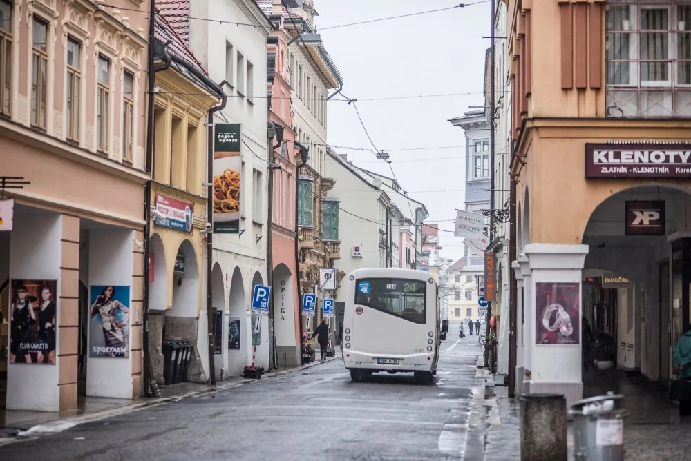 Autobus projíždějící Krajinskou ulicí lidem už téměř nevadí.