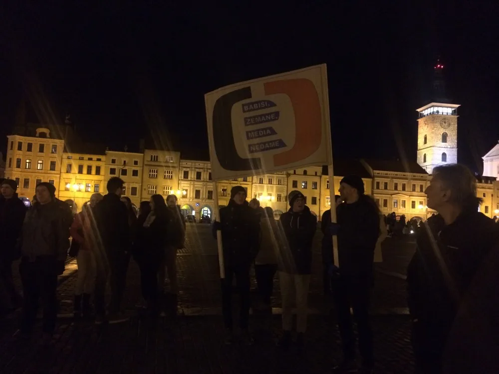 Lidé přišli na budějcké náměstí podpořit demonstraci za zachování svobody slova a médií